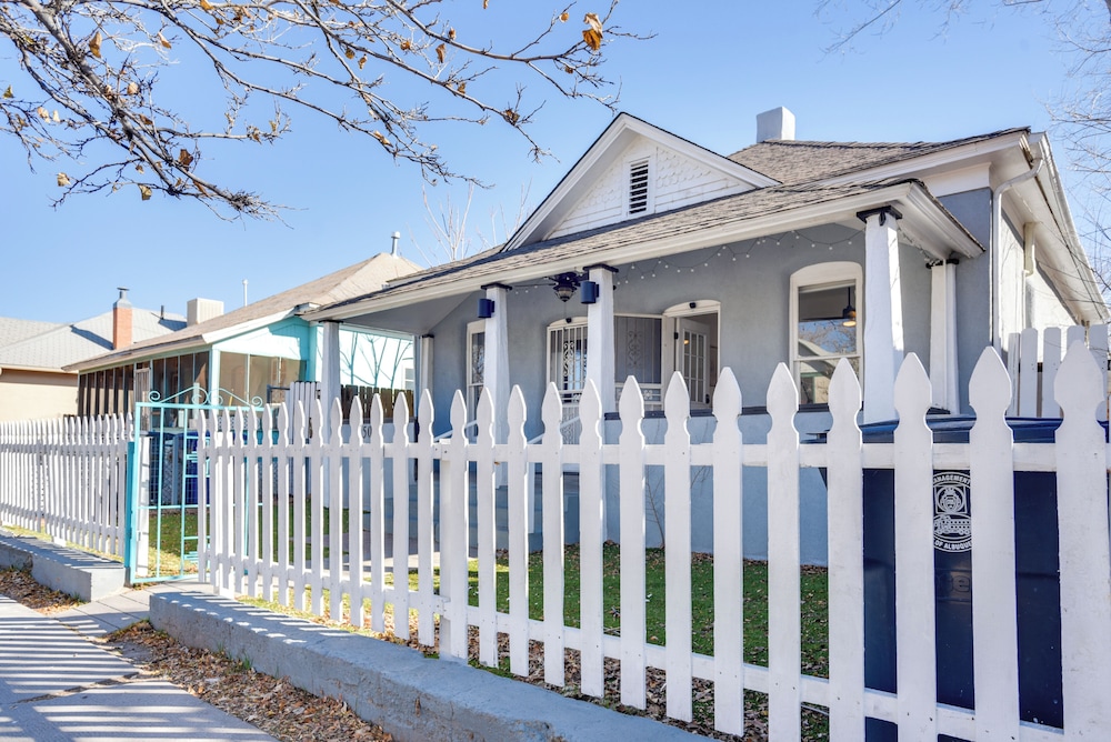 Near Old Town & Unm: Home in East Downtown