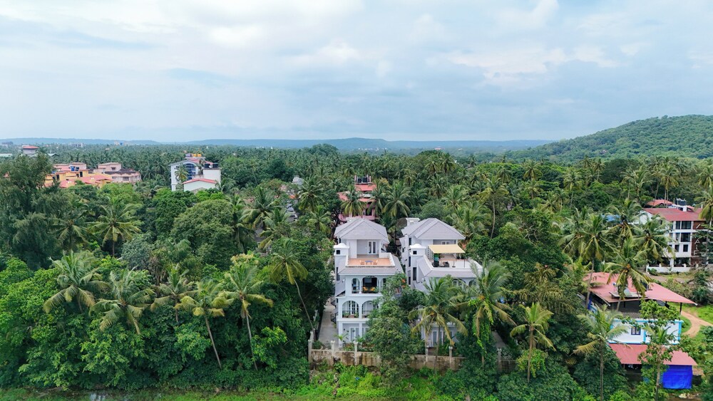 Esh Cottages Birch | Hillside 4-BHK Hideaway With Lush Garden, Common Pool, & Gaming Zone