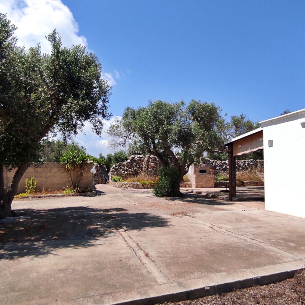 Villetta Paduli - Immersa nel Verde con Vista Mare e Giardino Privato