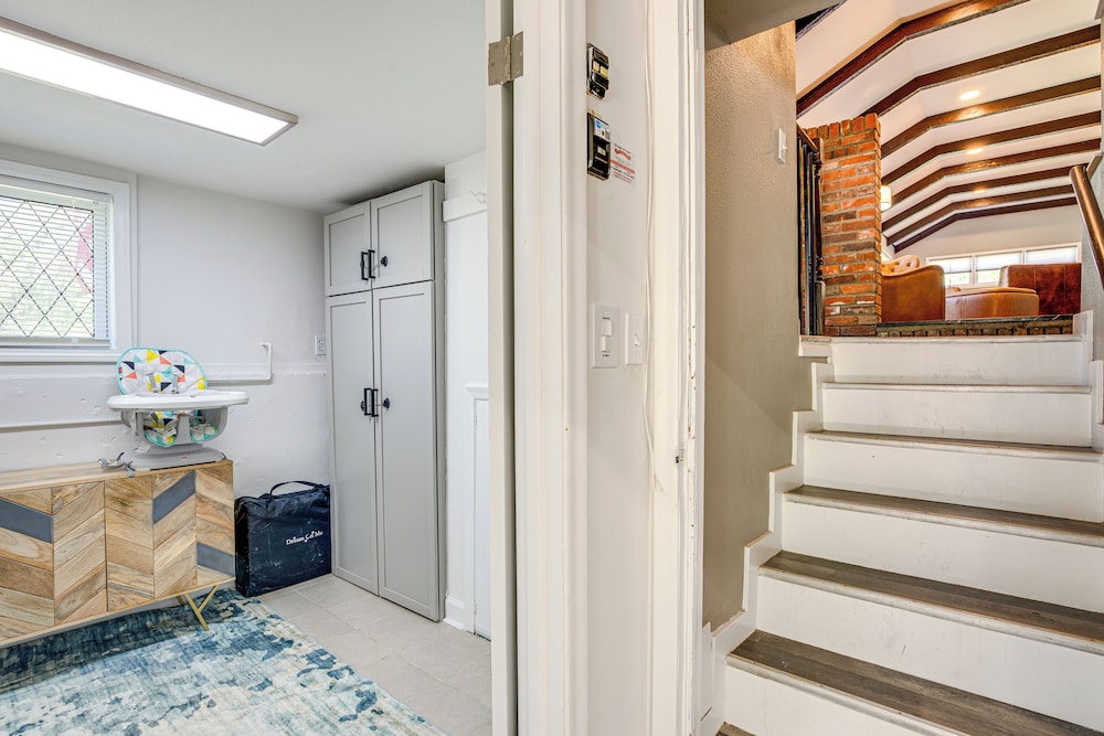 Chic Family-friendly Home in Riverside: 7 Mi to KC