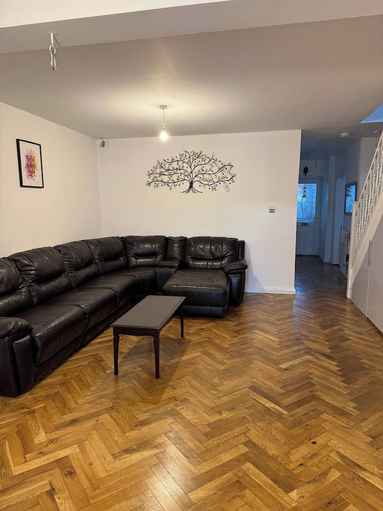 Spacious 4-bedroom Home in Ashford, Kent - Perfect for Families and Groups