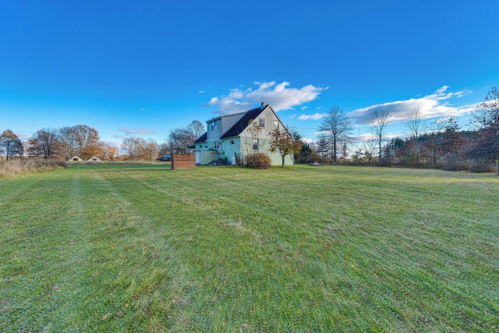 Charming Gardiner Home w/ Yard & Sunroom