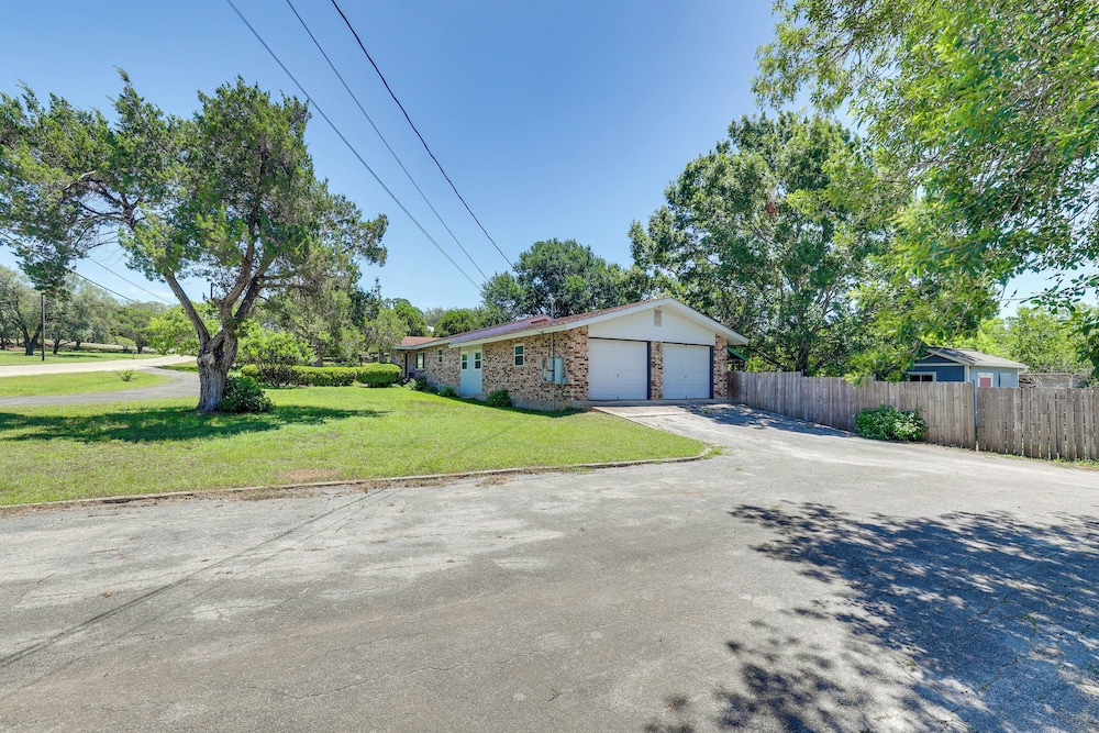 5 Mi to New Braunfels: Family-friendly Retreat