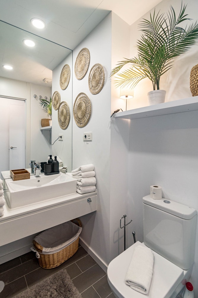 OV2 1B - Bright and Modern 3 Bedroom Apartment