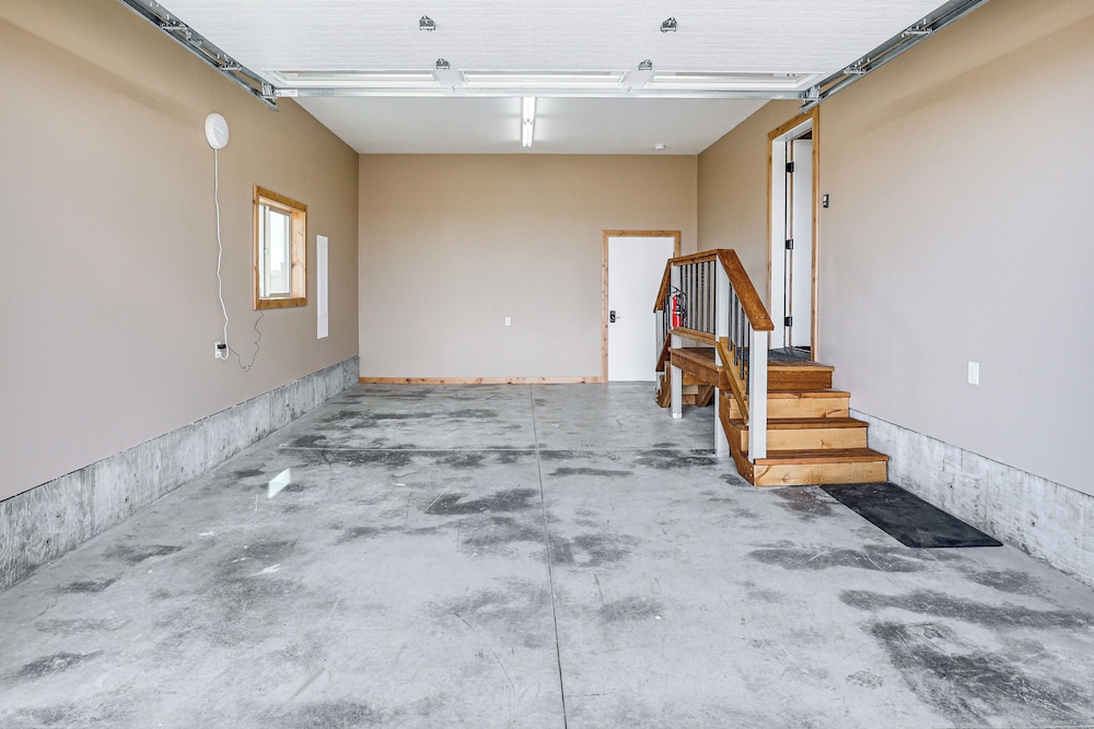 Wraparound Deck: Newly Built Home in Grangeville!