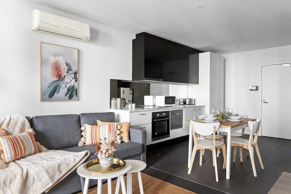 A Cozy 2BR Apt on Spencer St With Free Parking