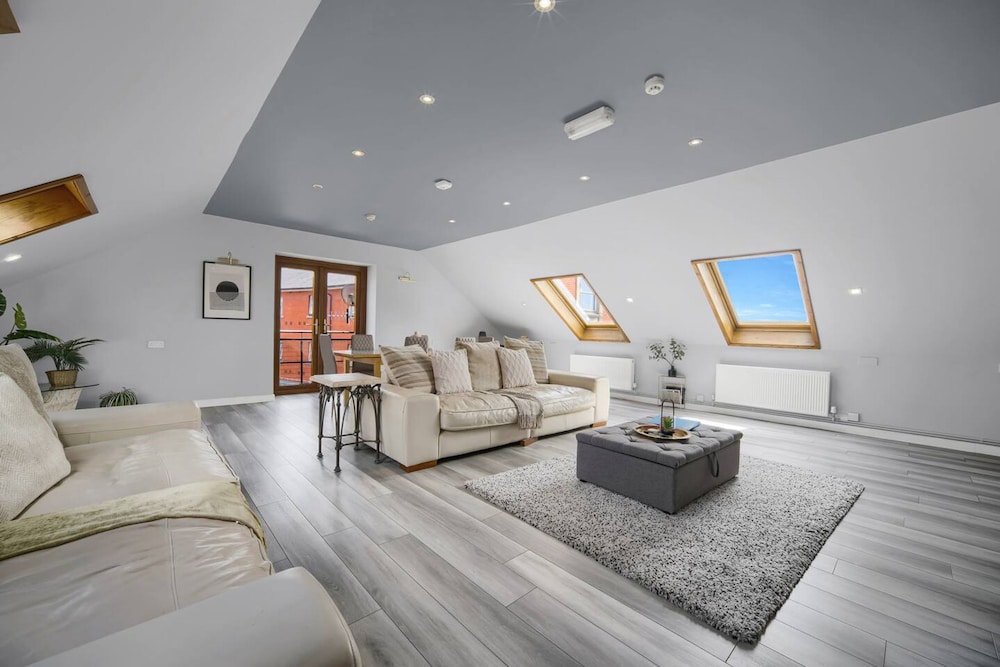 Luxury Penthouse Suite - Swansea Central - Beach