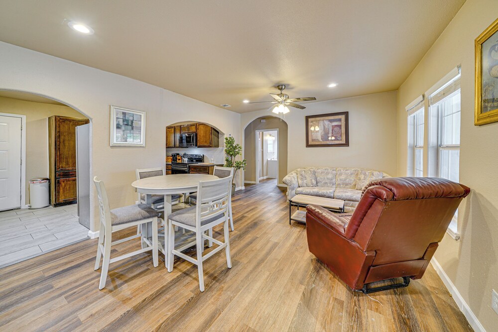 < 1 Mi to Frost Bank Center: Home w/ Deck + Grill!