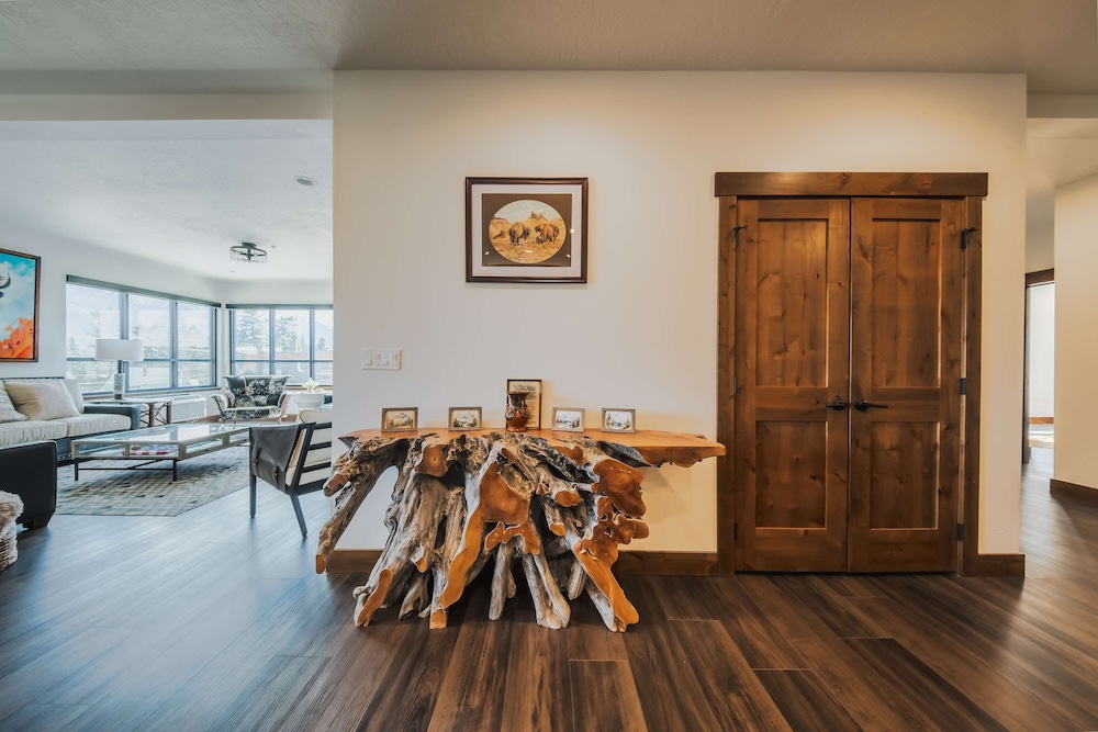 Downtown Penthouse Condo For 4!