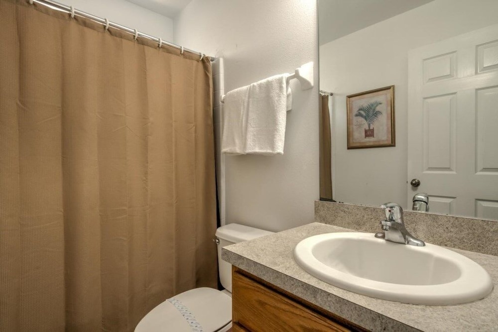 Gated Community Private Pool 3 Bedroom Home by Redawning