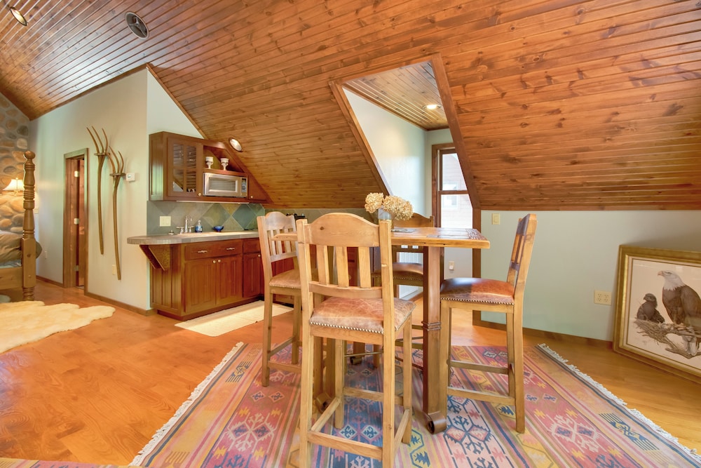 Dock Access: Romantic River Retreat in Gassville