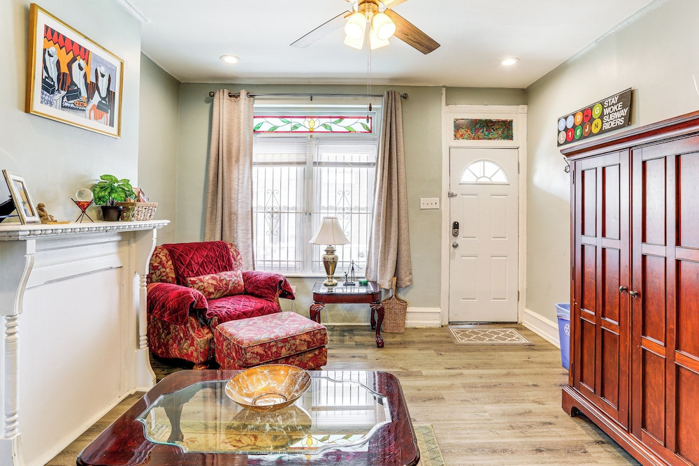 1 Mi to Philadelphia Zoo: Convenient Townhome!