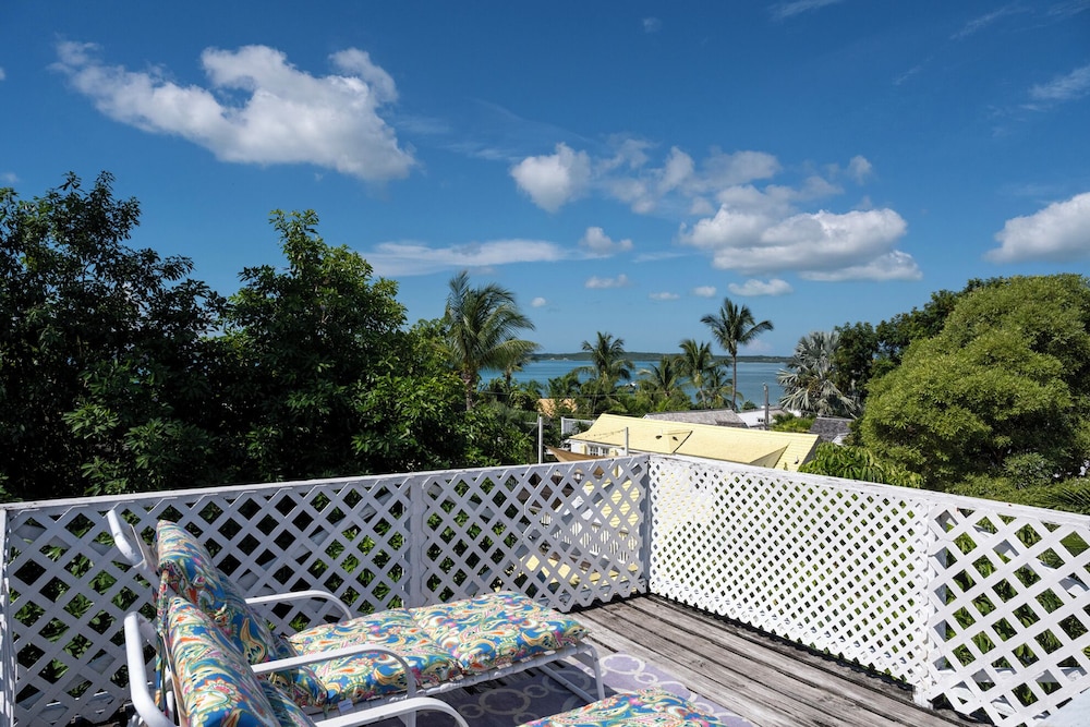 Island Serenity: Charming Watercolor Cottage Near Beach