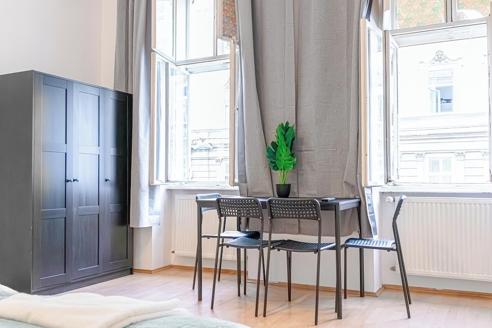 Budget Friendly Room for 3 Lugner City