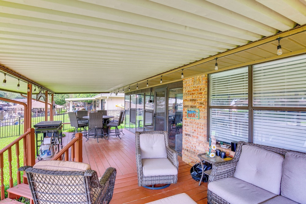 Home on Lake Granbury w/ Hot Tub: 5 Mi to Dtwn!