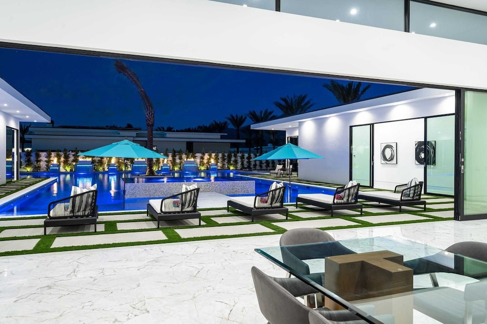Sleeps 20 Spacious Retreat Pool & Hot Tub Retreat Bravo Villa #4 by Avantstay