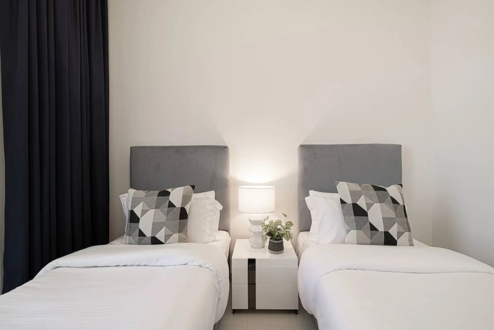 Burj Crown Lux Apartment by Dubai Mall