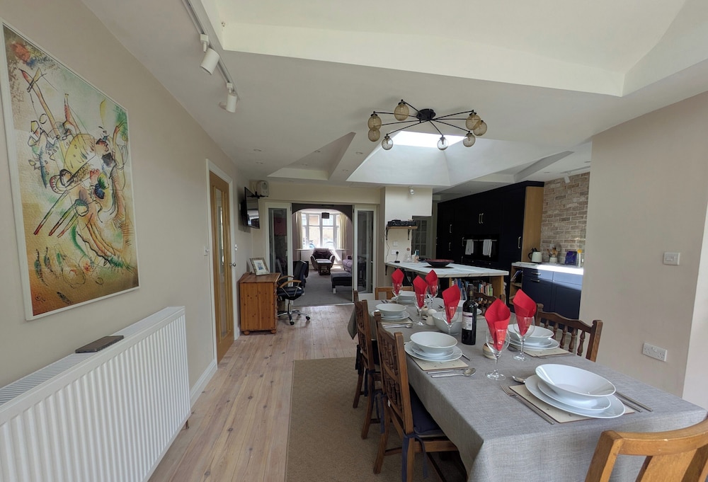 Cherry View House. 3-beds - Sleeps up to 8, Garden & Parking. Short Stays of all Types Welcome