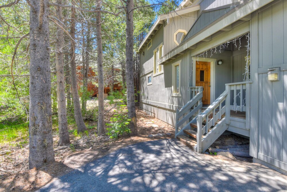 Northwoods Hangout Near Tahoe Donner view 2