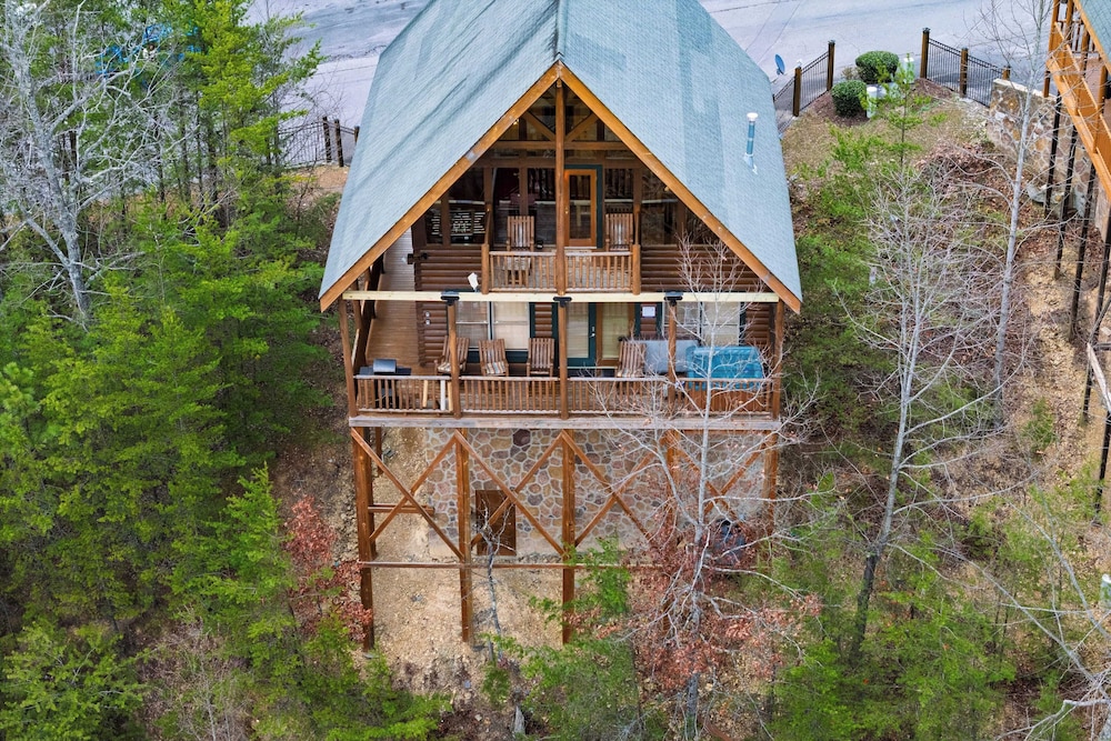 Cozy Cabin Near Dollywood Attractions Hot Tub, Game Room, Views Anne's Place