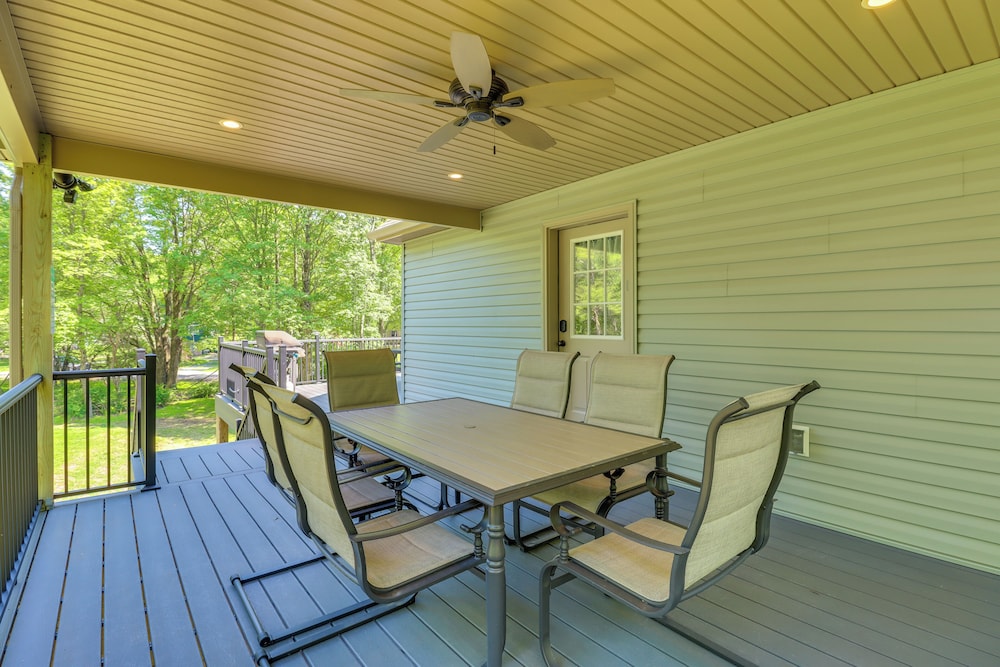 Hot Tub & Community Beach: Albrightsville Home!