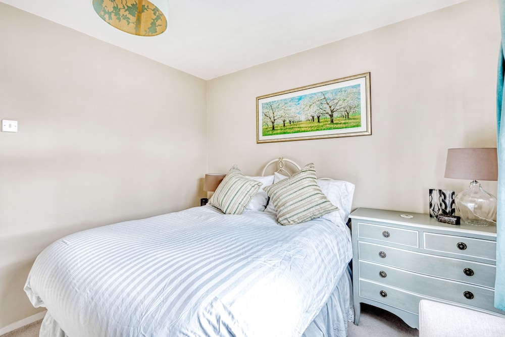 Stunning and Warm Home in Wandsworth by Underthedoormat