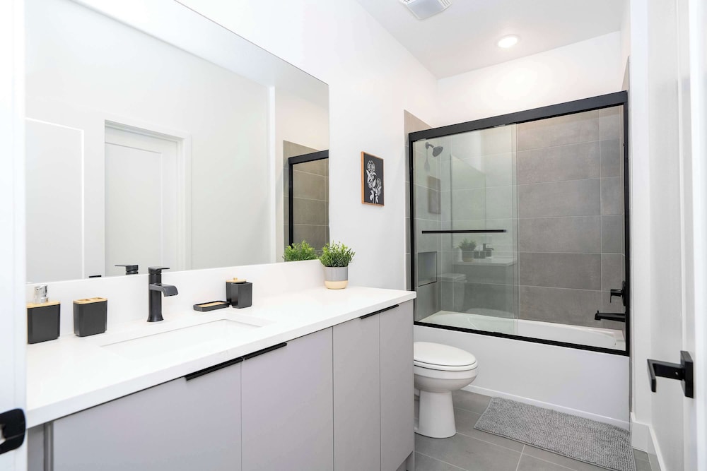 Stylish Home Near Disney Themed Rooms Pool