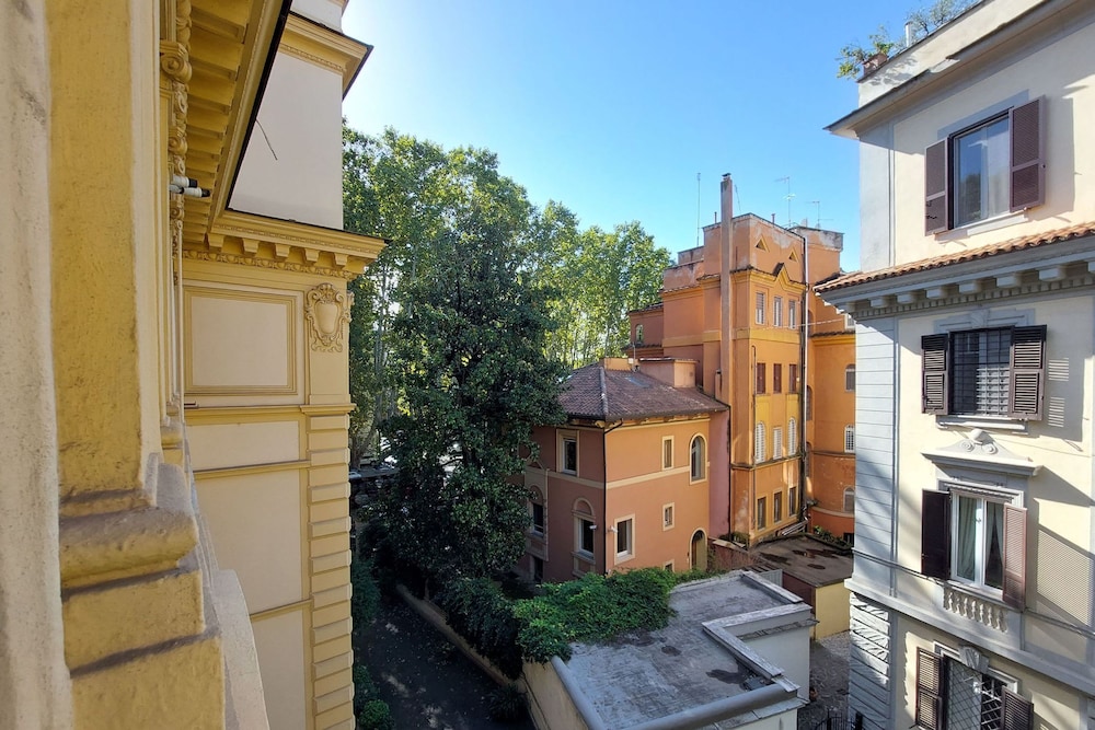 Rare Large and Elegant Rome Apartment in Prati Neighborhood Perfect for Families or Friends