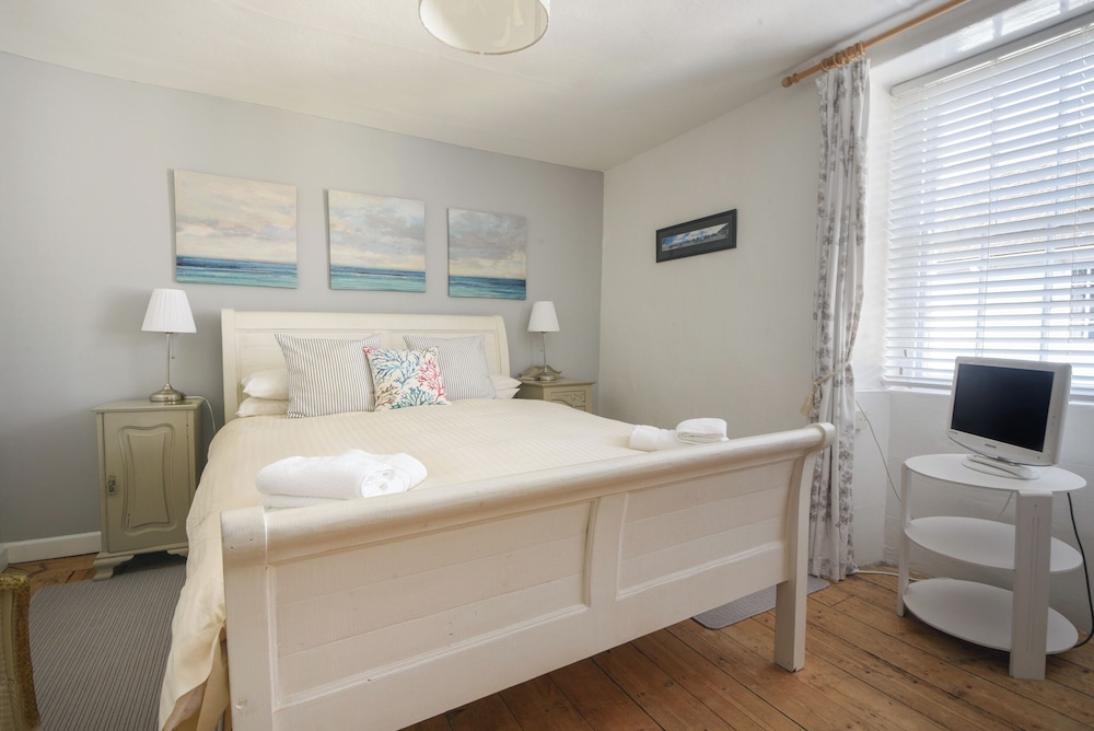 1 Dolphin Cottages