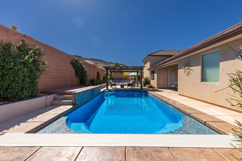Hurricane Falls Pool, Hot Tub Plus Dog Friendly! 4 Bedroom Home