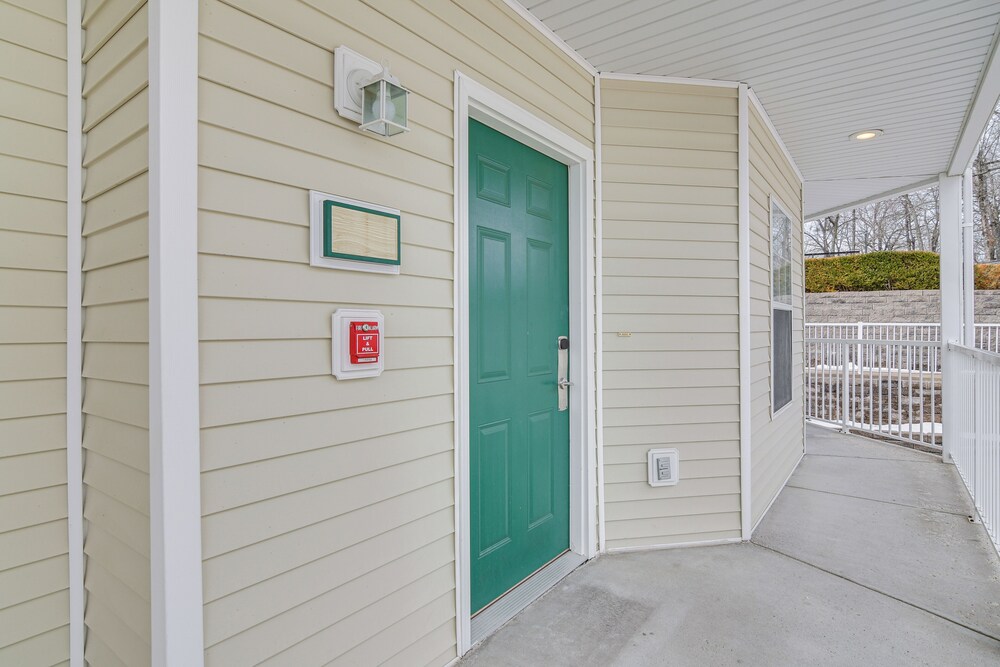 Resort Hot Tub Access! Table Rock Lake Condo