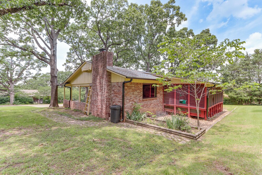 1 Mi to University of Arkansas: Home w/ Large Yard
