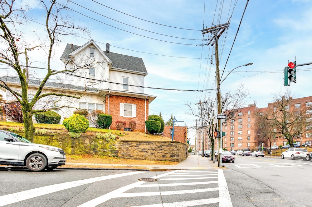 Centrally Located & Pet Friendly: Yonkers Studio!