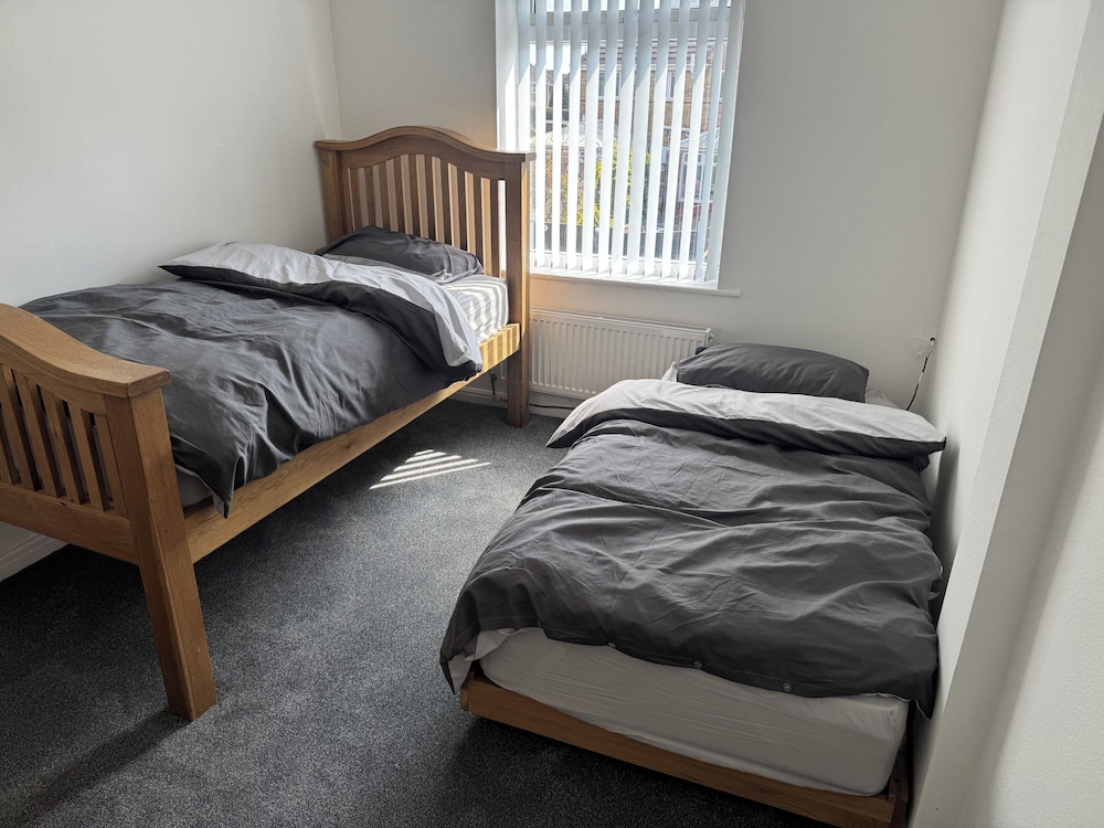 Knotty Ash - 3 Beds - Sleeps 6 - On-site Parking