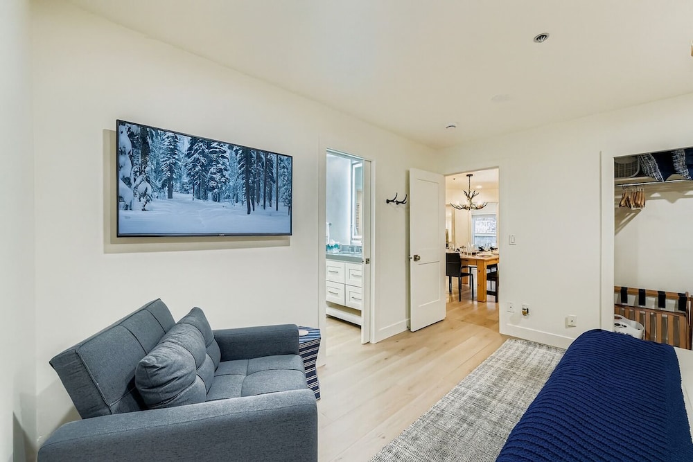 Woodside Avenue Retreat 1375 2 Bedroom Condo