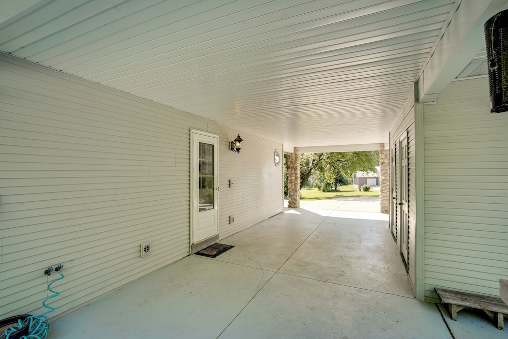 Spacious Family Villa w/ Decks in Chilton!