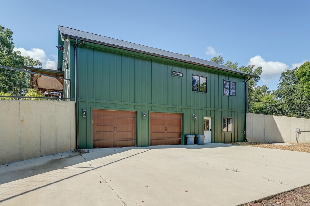 400 Acres on Lavender Mtn: Getaway w/ Hot Tub!