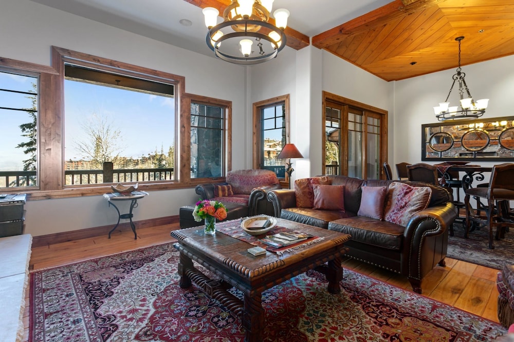 Grand Lodge - 3 Bedroom Deluxe #206 - Ski-in/out 3 Condo