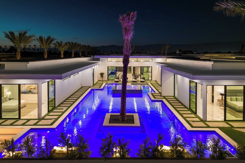 Sleeps 20 Pool, Hot Tub, & Pickleball Stay in Indio Bravo Villa #9