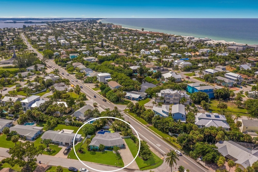 Lazy Pelican 2 Bedroom Home by RedAwning view 5