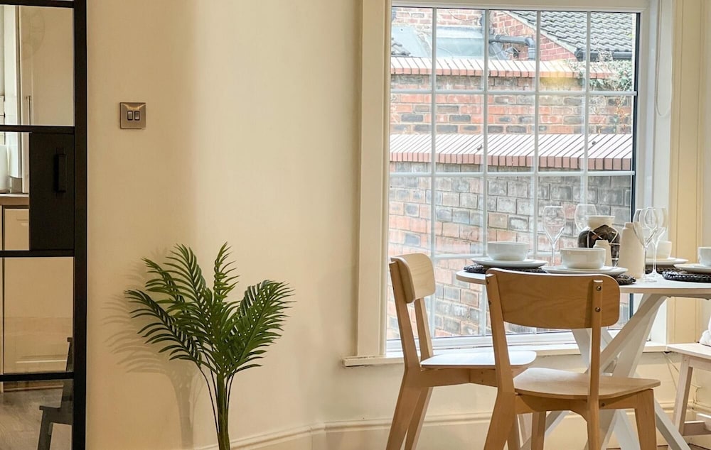 Beautiful Stylish Family Home - Free Parking view 4