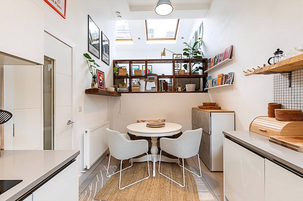 Modern & Airy 2-bed Gem in Trendy Stoke Newington