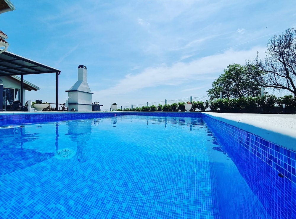 Villa Cerina With Outdoor Swimming Pool