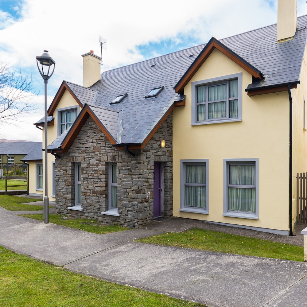 3 Bedroom pet Friendly Home With Access to Pool