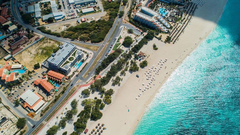 Beachfront Luxury NEW 3br2 5BA Condo Eagle Beach
