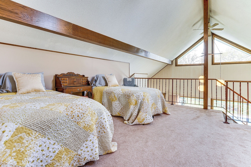 'love Lake Retreat w/ Hot Tub in New Richmond!