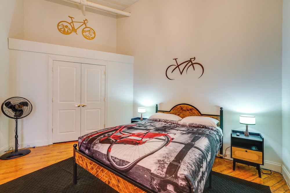 1 Mi to Dtwn! Riverside Corktown Loft on 2nd Floor