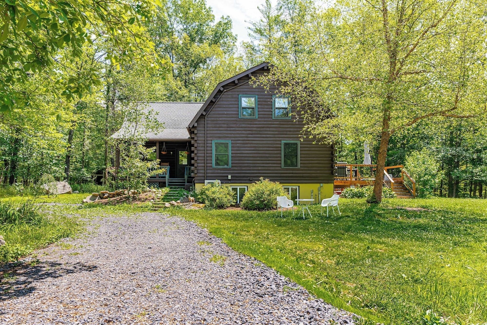 Pool+hot Tub, Firepit Near Hikes, Shops, Dining Cragswood Lodge by Avantstay