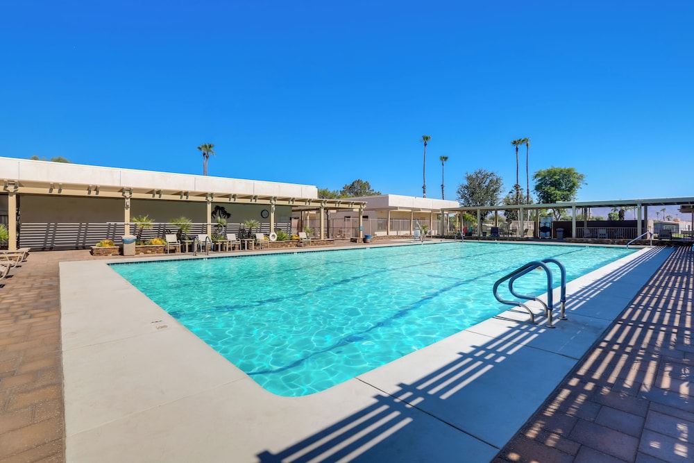 Golf Course On-site: Peaceful Condo in Palm Desert