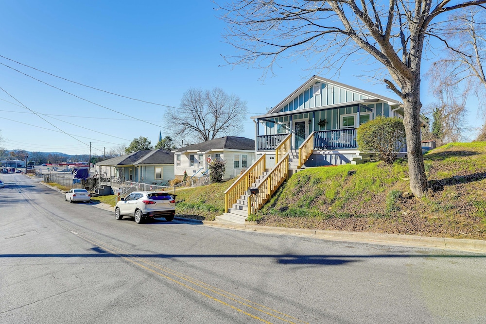 Walk Downtown: Charming Rome Abode w/ Yard!